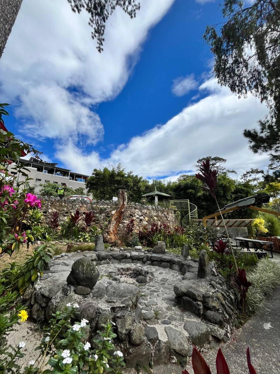Log Cabin Hotel - Baguio Baguio City Extérieur photo